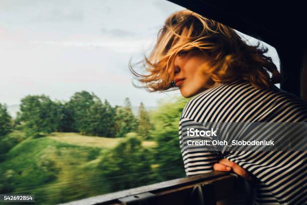Женщина Ищет В Вид Из Поезд — стоковые фотографии и другие картинки Поезд - Поезд, Женщины, Путешествовать