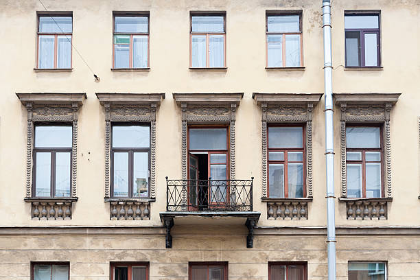 istock Facade of classic house 542693578