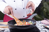 chef-legt-tomatensauce-zum-kochen-in-die-pfanne.jpg?b=1&s=170x170&k=20&c=z78hSt-p0lnHQnMQtWKhRC_0eDmPsEJWiMh55BKFVcQ=