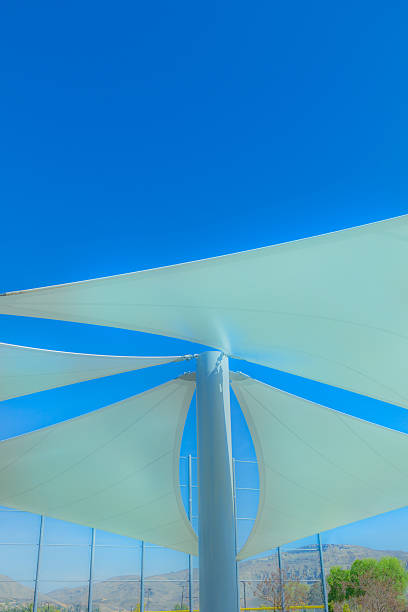 tło słońce w okularach na tle niebieskiego nieba w park sportowy (p) - shade sail awning textile zdjęcia i obrazy z banku zdjęć