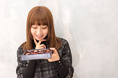 の肖像日本の女の子がチョコレートギフト