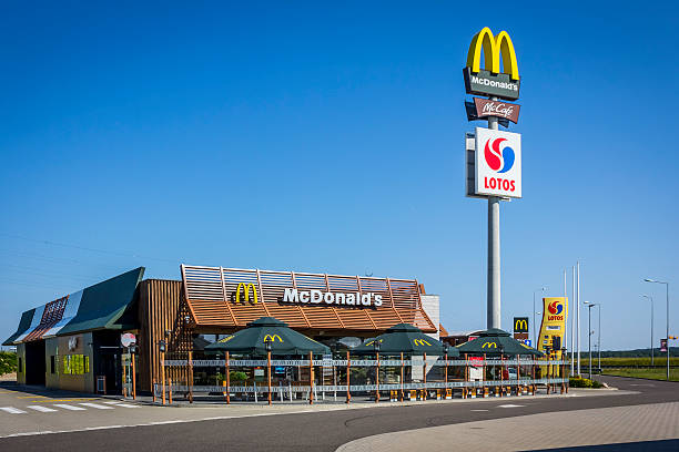 restaurante do mcdonald's na auto-estrada s3, polônia - editorial concepts and ideas retail place store - fotografias e filmes do acervo