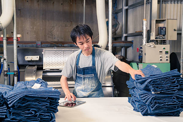 trabajador de la industria textil controlar el inventario con tableta digital antes del envío - garment factory fotografías e imágenes de stock