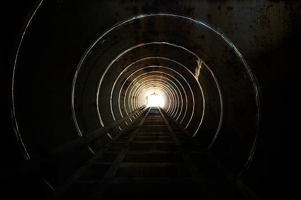 illuminazione al tunnel. - luce alla fine del tunnel foto e immagini stock