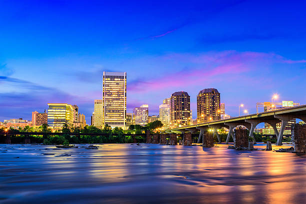 horizonte de richmond, virginia  - richmond virginia virginia skyline urban scene - fotografias e filmes do acervo