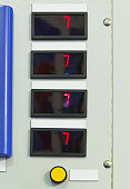 digitale-anzeigen-auf-elektrischem-bedienfeld.jpg?b=1&s=170x170&k=20&c=nsu_Z3bZuKPJtjh-4gcg-E_1NTE4ypVoWM4TS1cKEsw=
