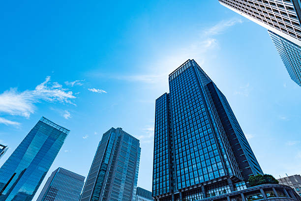 高層ビルと青い空東京,日本 - office building ストックフォトと画像