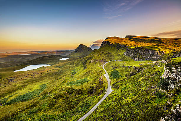 puesta de sol de las montañas quiraing - rock pinnacle cliff mountain peak fotografías e imágenes de stock