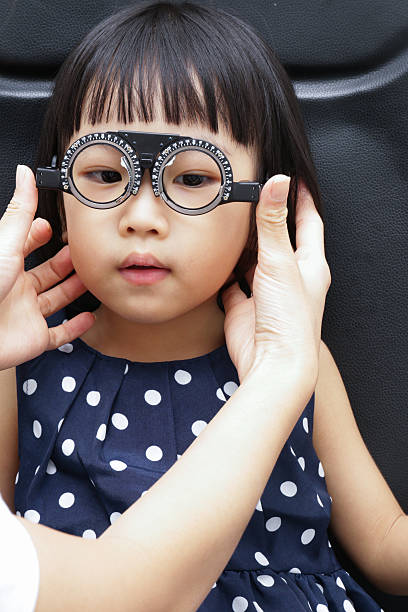 istock Asian Little Chinese Girl Doing Eyes Examination 542799238