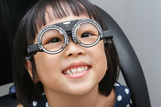 istock Asian Little Chinese Girl Doing Eyes Examination 542799708