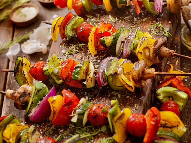 churrasco espetinhos de legumes - grilled barbecue vegetable vegetarian food - fotografias e filmes do acervo