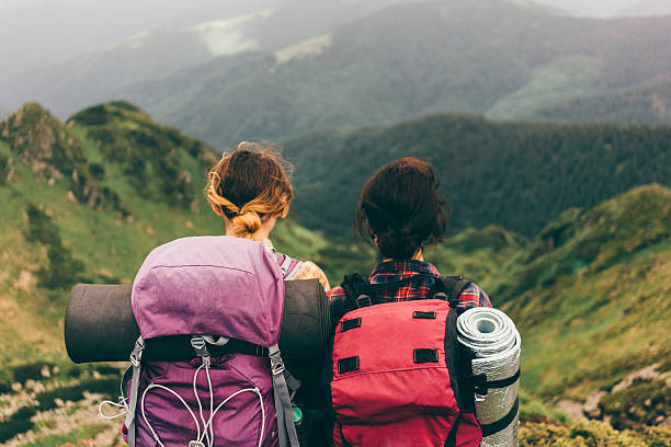 niñas en las montañas - turismo ecológico fotografías e imágenes de stock