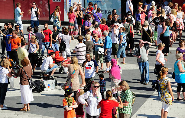 grande foule sur sergels torg, stockholm - sergels torg photos et images de collection