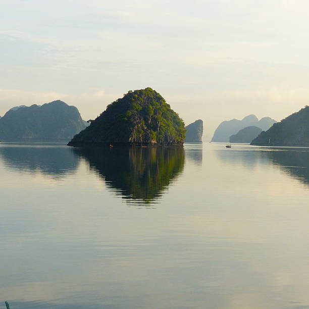 vietnam- baia di halong, paesaggio, pagnotta di zucchero - symetrie foto e immagini stock