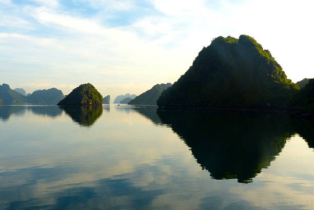 vietnam- baia di halong, paesaggio, pagnotta di zucchero - symetrie foto e immagini stock