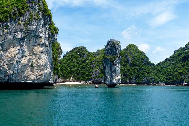 vietnam- baia di halong, paesaggio, pagnotta di zucchero - symetrie foto e immagini stock