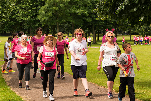 гонка за life-благотворительные приятной - cancer charity and relief work women walking сто�ковые фото и изображения