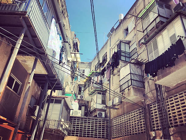 anciens immeubles d'appartements à bnei brak, israël - bnei brak photos et images de collection