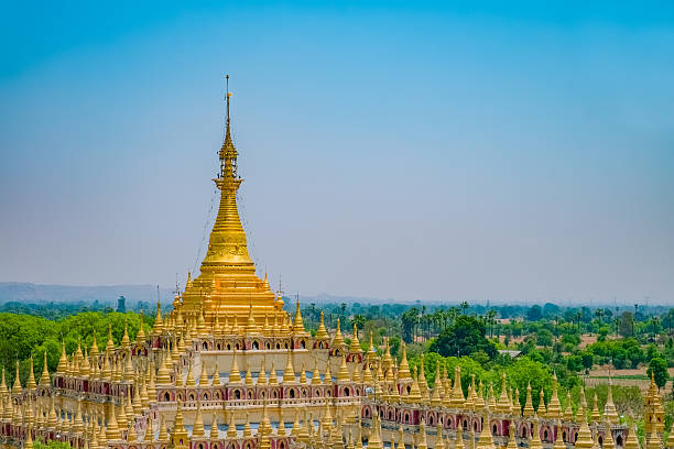 beautiful buddhist pagoda in monywa - gold pagoda temple synagogue imagens e fotografias de stock