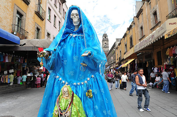 Religions in Mexico - Santa Muerte Mexico City, Mexico - February 23, 2010: People walk past Santa Muerte in Mexico city. Santa Muerte (Spanish for Our Lady of the Holy Death), is a female folk saint venerated primarily in Mexico and the Southwestern United States. muerte stock pictures, royalty-free photos & images