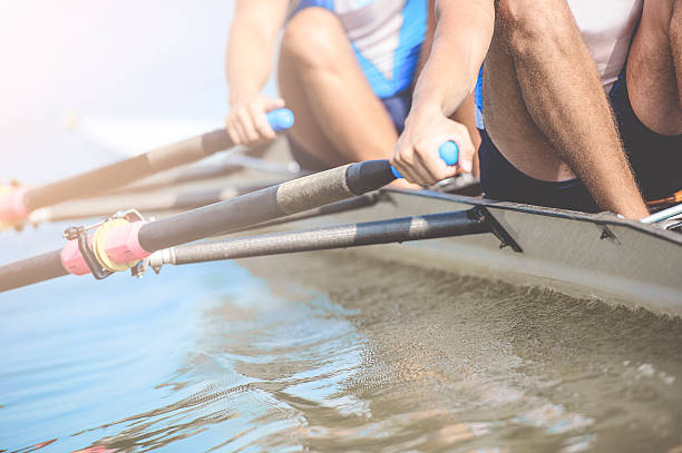 gros plan de l’équipe masculine de rrowing - team sports team rowing teamwork photos et images de collection