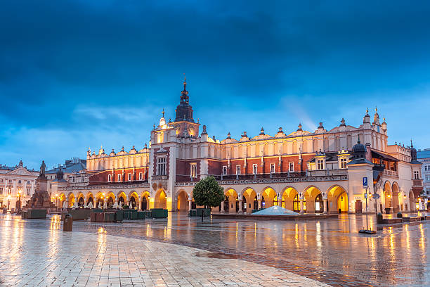 krakau, historische samtlage tuchhalle am marktplatz - cloth hall stock-fotos und bilder