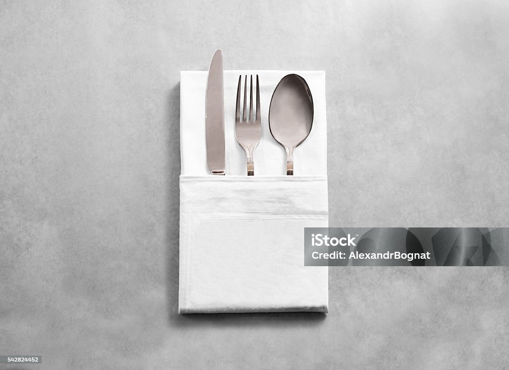 Maquette de serviette de restaurant blanche vierge avec ensemble de couverts en argent - Photo de Serviette de table libre de droits