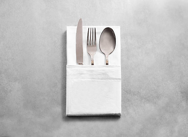 실버 칼붙이 세트가 있는 빈 흰색 레스토랑 천 냅킨 모형 - spoon napkin silverware white 뉴스 사진 이미지