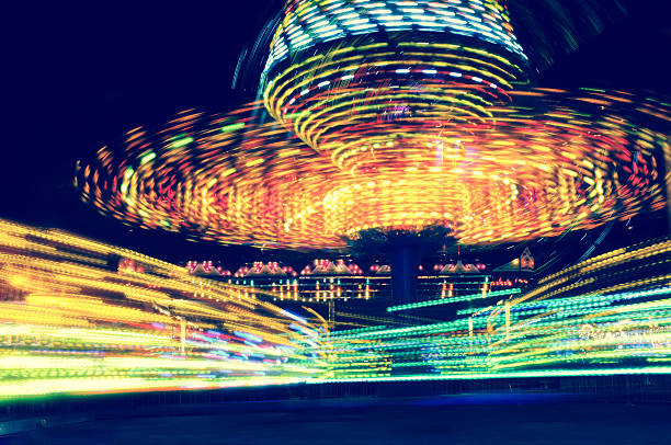 carrousel de flou en mouvement - blurred motion amusement park spinning lighting equipment photos et images de collection