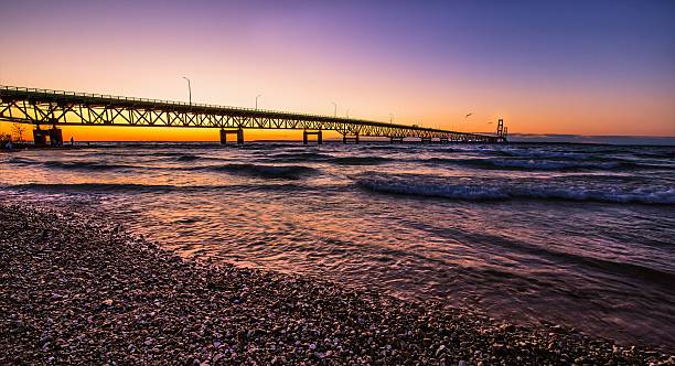 mackinaw bridge michigan sunset - straits of mackinac - fotografias e filmes do acervo