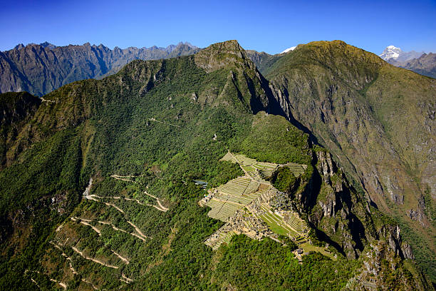 vista de machu picchu, no peru, e as montanhas - mt huayna picchu - fotografias e filmes do acervo