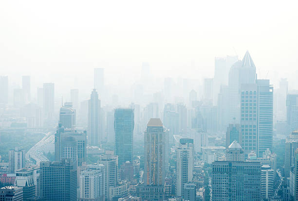 città di shanghai - global warming smog city pollution foto e immagini stock