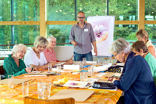 Grupo de mayores en clase de pintura. - foto de stock