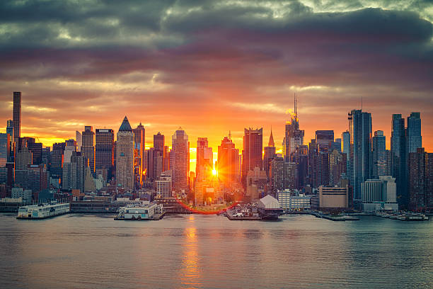 alba drammatica su manhattan - dramatic sky manhattan moody sky new york city foto e immagini stock