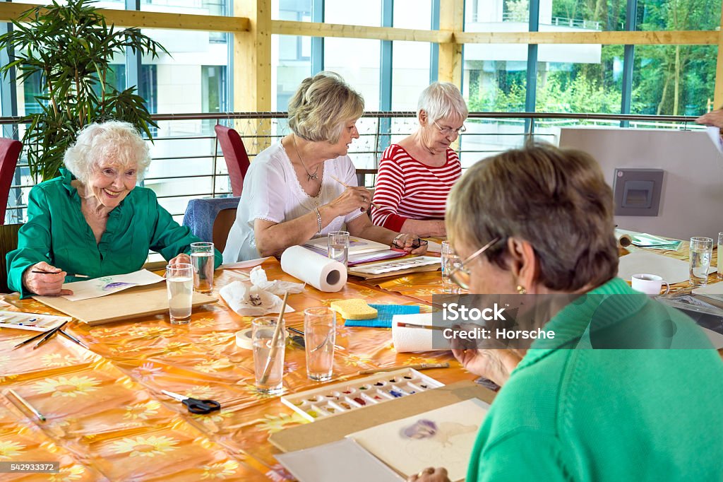 Grupo de alegres estudiantes mayores pintando juntos. - Foto de stock de Tercera edad libre de derechos