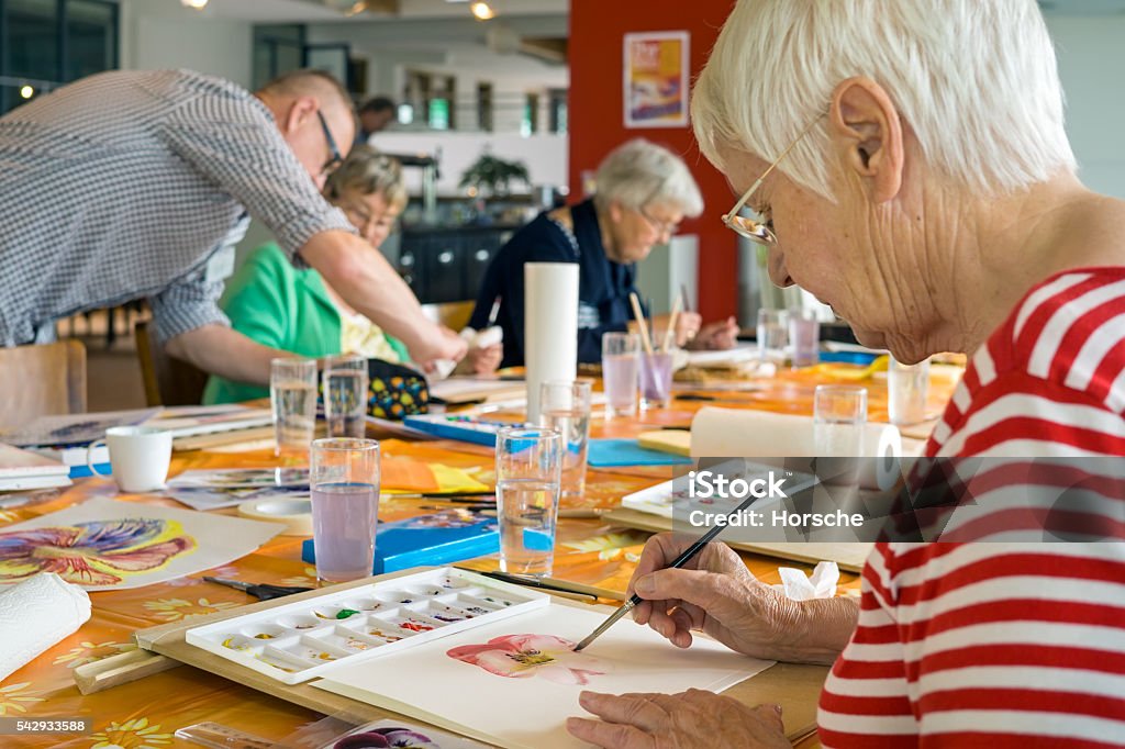 Frau arbeitet auf Aquarell-Malerei. - Lizenzfrei Alter Erwachsener Stock-Foto