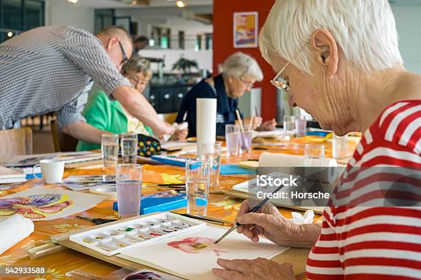 Frau Arbeitet Auf Aquarellmalerei Stockfoto und mehr Bilder von Alter Erwachsener - Alter Erwachsener, Malen, Freizeitaktivität