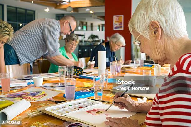 Studenten Arbeiten Hart An Aquarellen Stockfoto und mehr Bilder von Alternative Behandlungsmethode - Alternative Behandlungsmethode, Freizeitaktivität, Alter Erwachsener