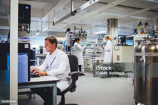 Medizinische Wissenschaft Mitarbeiter Bei Der Arbeit In Einem Labor Stockfoto und mehr Bilder von Medikament