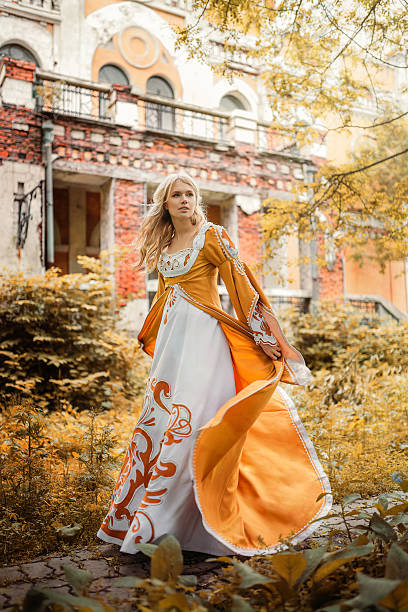 mulher com vestido medieval - princess hairstyle baroque style women - fotografias e filmes do acervo