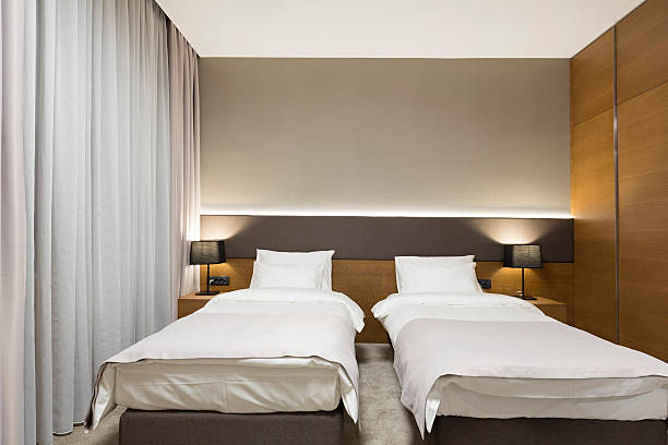 moderno interior de un dormitorio del hotel por la noche - bedroom authority bed contemporary fotografías e imágenes de stock