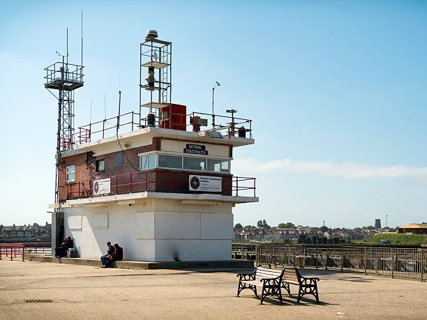 estação coastwatch em gorleston-de-mar - great yarmouth england norfolk river imagens e fotografias de stock