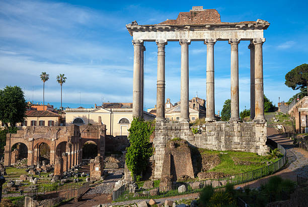 saturntempel im forum romanum rom italien - rome sunlight roman forum temple of saturn stock-fotos und bilder