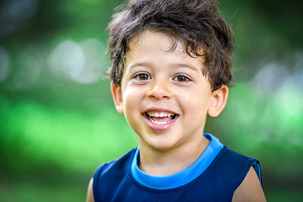 felice bambino ragazzo sorride godendo adottato - brown boy foto e immagini stock