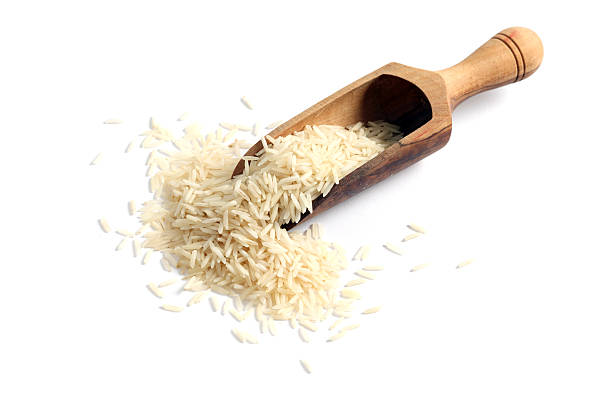 рис басмати зерна на белом фоне - clipping path rice white rice basmati rice стоковые фото и изображения