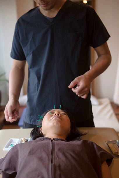 일본 여성 갖는 침술용 치료 전문가 일본 교토 - acupuncture needle 뉴스 사진 이미지
