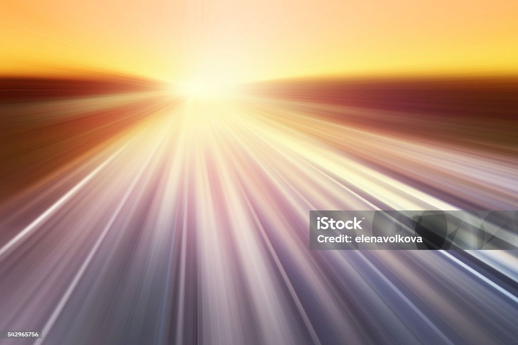 Bewegung verschwommene road während dem Sonnenuntergang. - Lizenzfrei Fluchtpunkt Stock-Foto