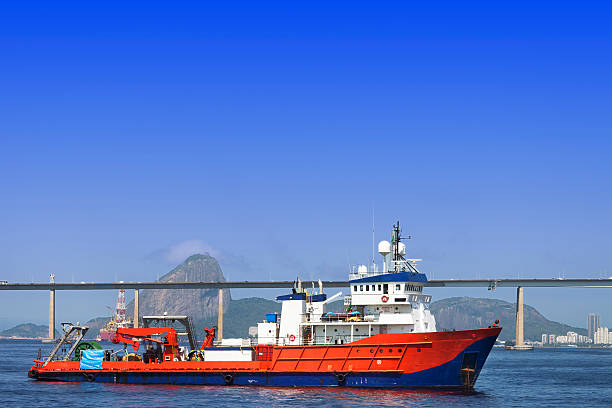 лодка базирующемся на залив гуанабара в рио-де-жанейро - guanabara bay natural landmark bridge industrial ship стоковые фото и изображ�ения