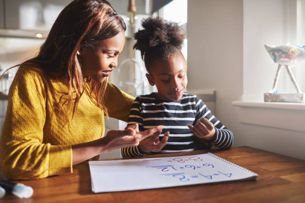 madre e hijo negros haciendo la tarea - mathematics mathematical symbol preschool simplicity fotografías e imágenes de stock