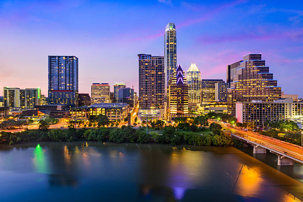 skyline von austin, texas - travis county stock-fotos und bilder